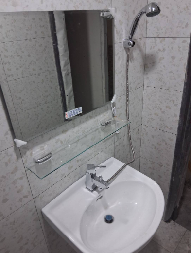 小空間小浴室搭配面盆沐浴雙用龍頭