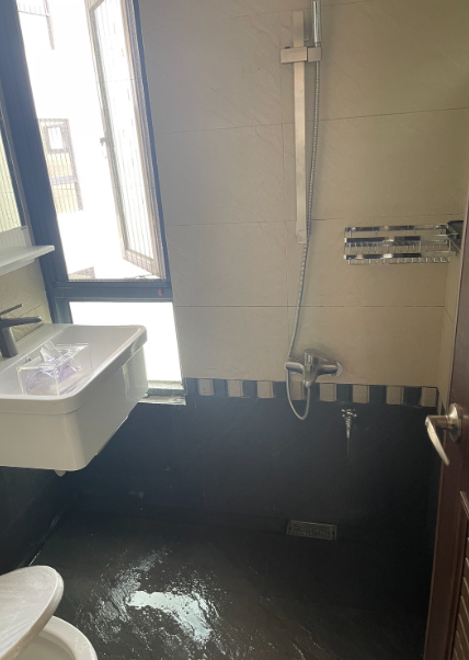 不鏽鋼沐浴龍頭組搭配不銹方形置物架