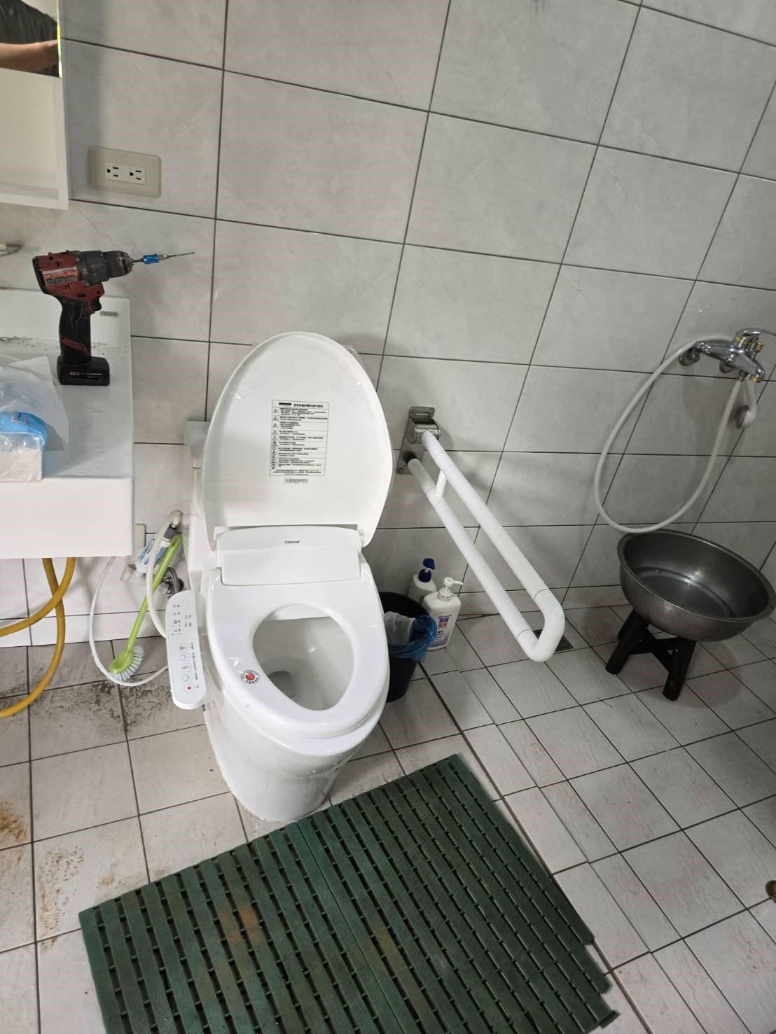 可升降形安全扶手放在馬桶旁邊