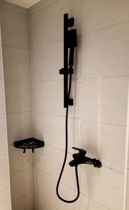 黑色不鏽鋼轉角置物架搭配黑色沐浴龍頭還有滑桿