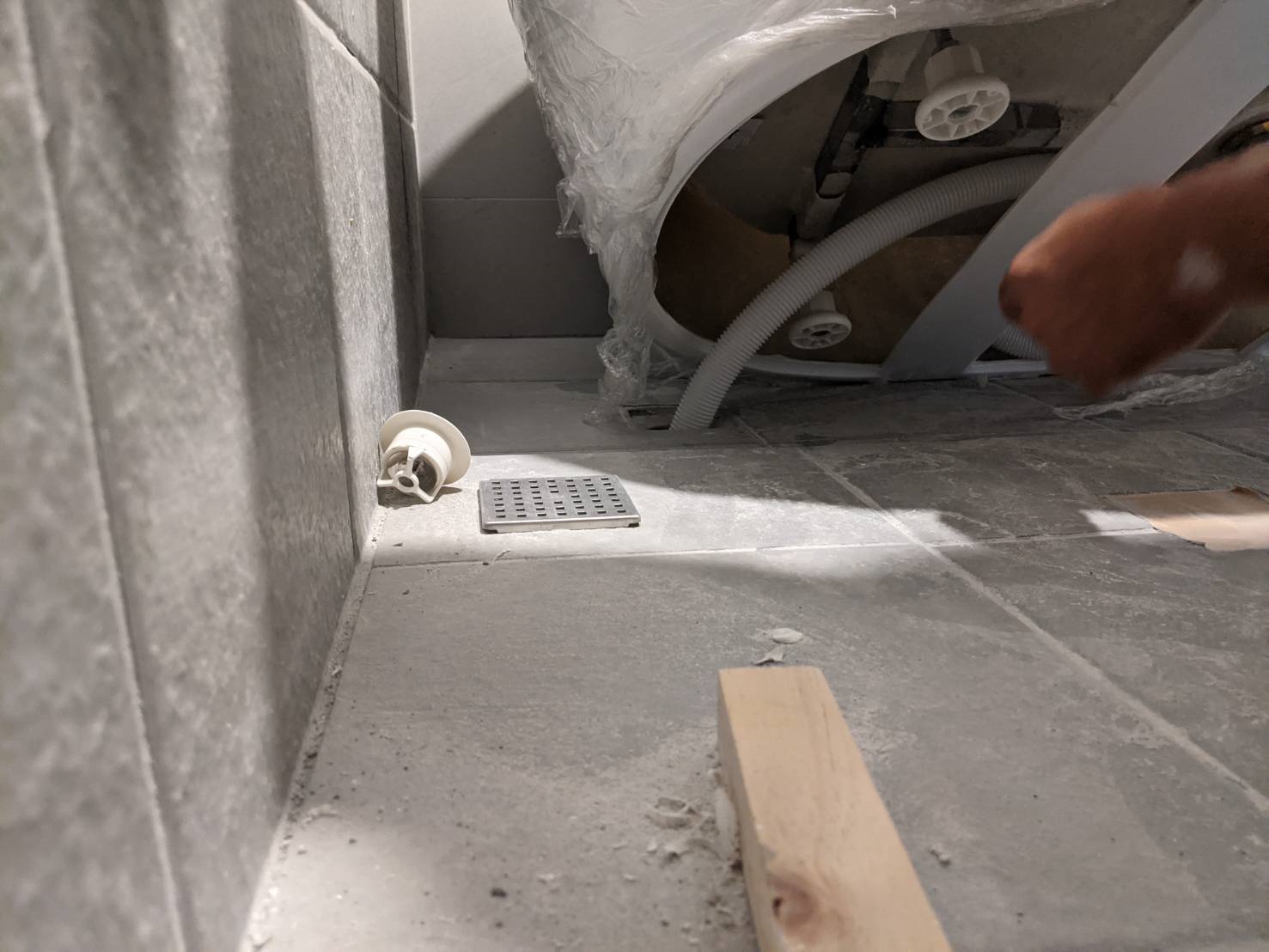 小浴缸安裝前確認排水位置與接管空間