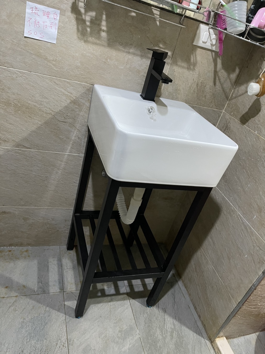 一個小尺寸工業風落地支架面盆組的照片