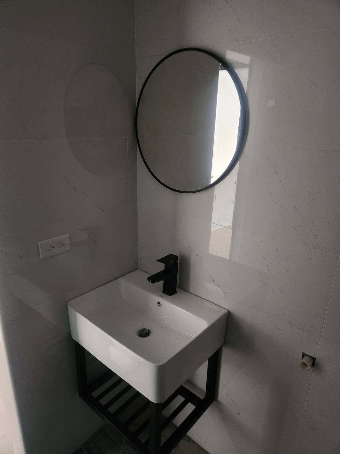 這是一組工業風支架面盆組