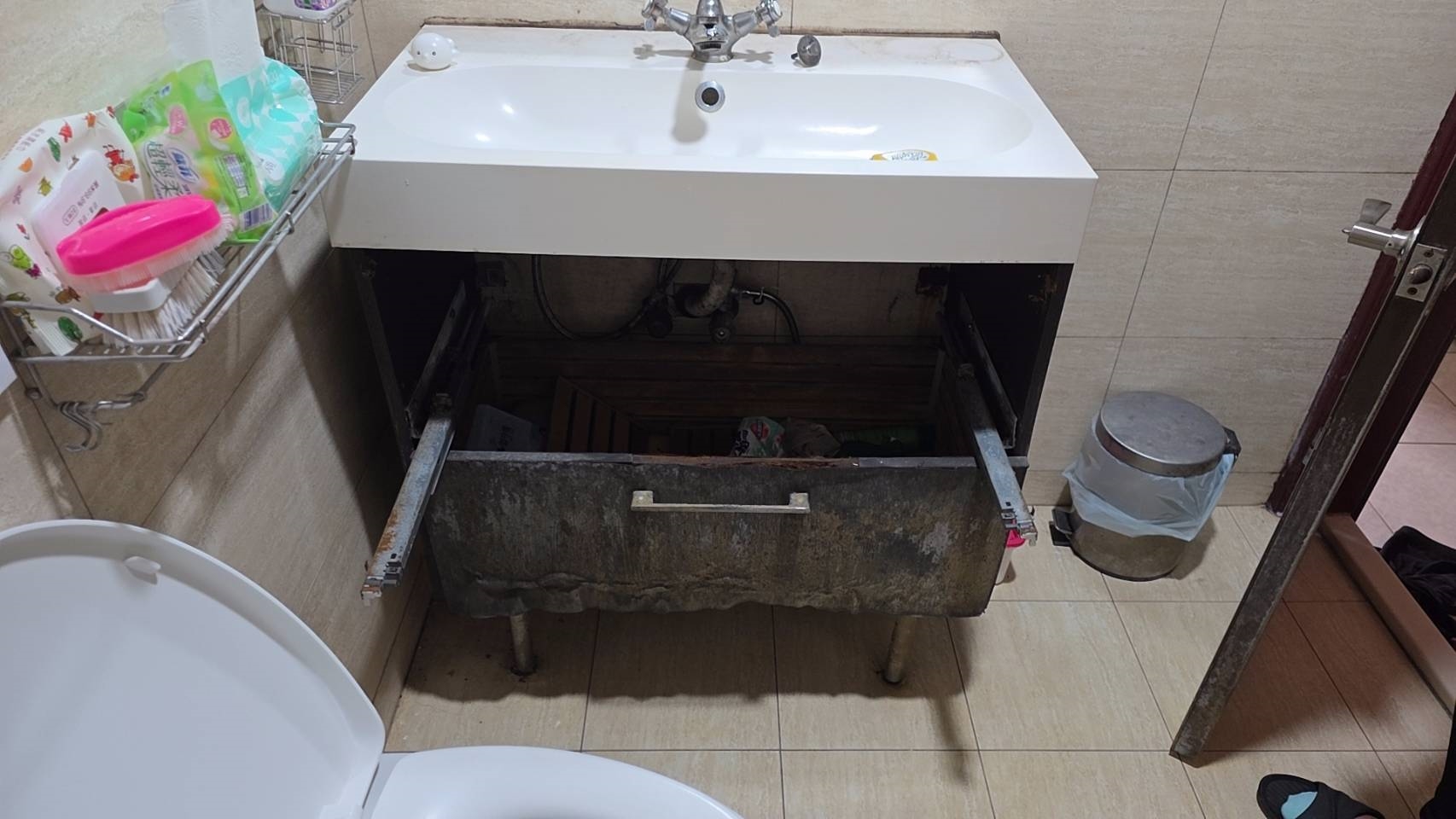 台中老舊浴櫃抽屜脫落需要更換