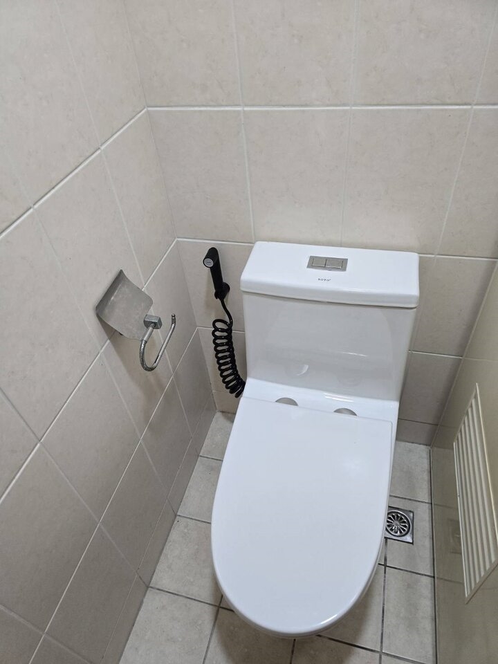 T-2367省水馬桶搭配DR-0008B黑色沖洗器實際安裝
