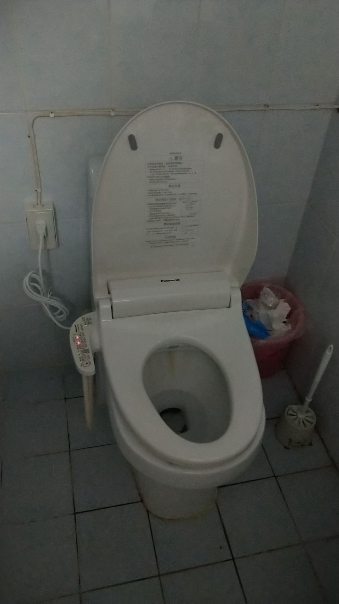 馬桶旁設置免治馬桶蓋防水電源插座